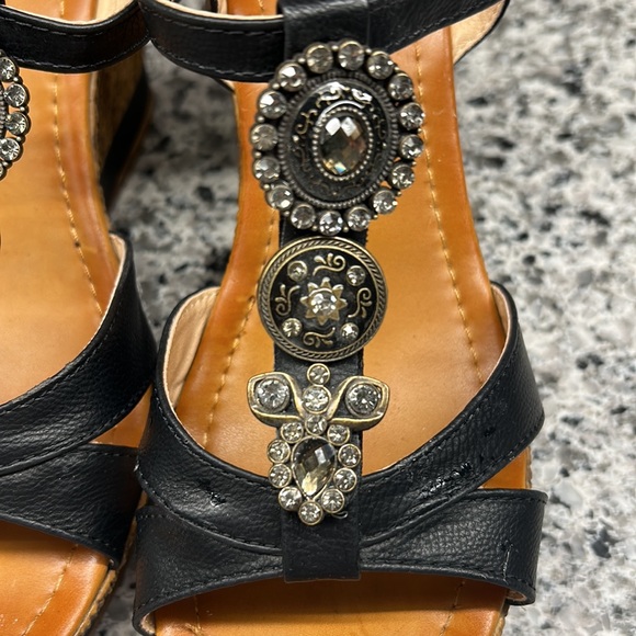 Refresh Wedge Sandals Size 9 but Fits like an 8 - Picture 2 of 9